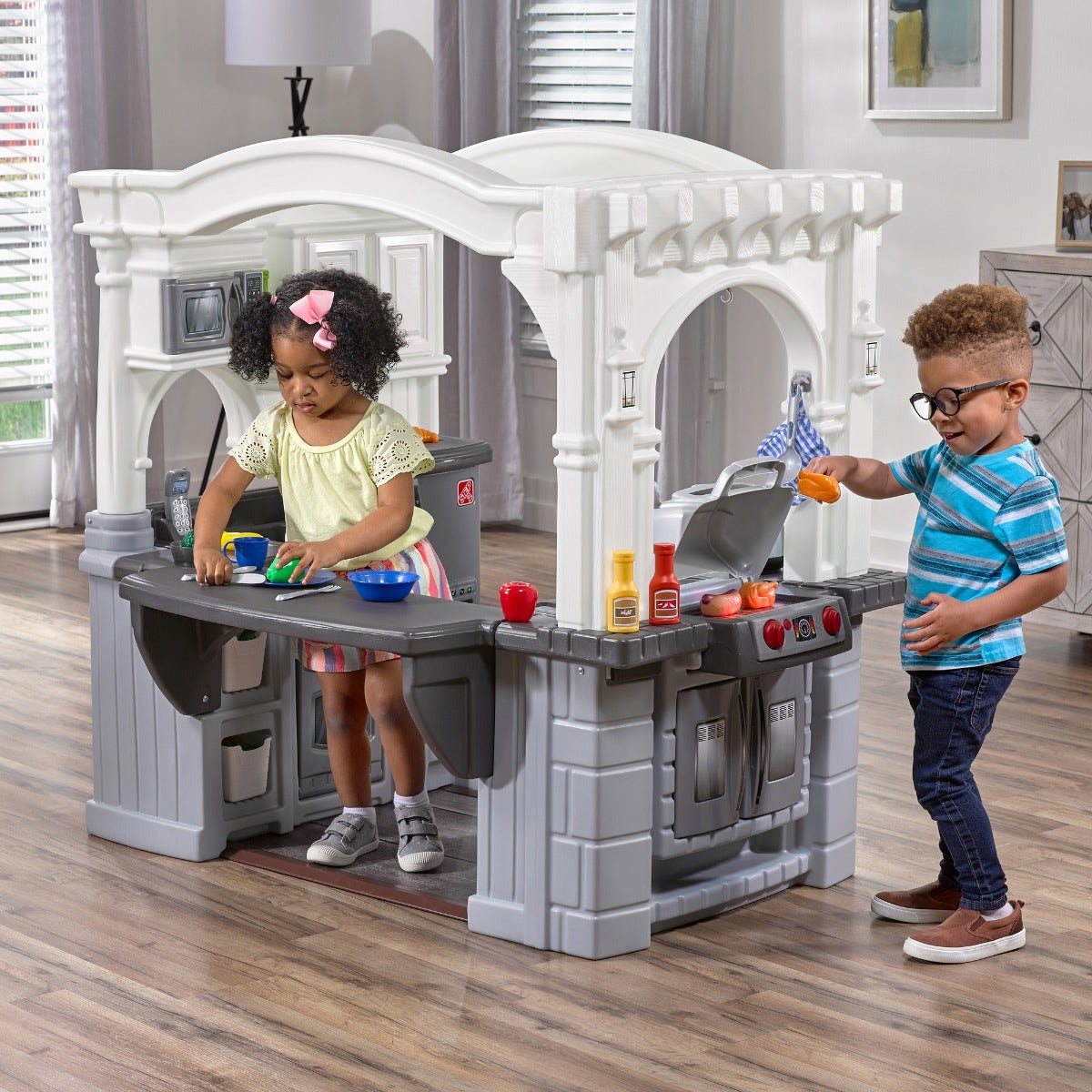 Grand Walk-In Classic Kitchen & Grill with children playing