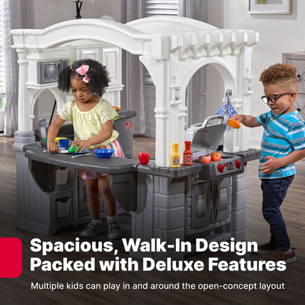 Grand Walk-In Classic Kitchen & Grill open concept design