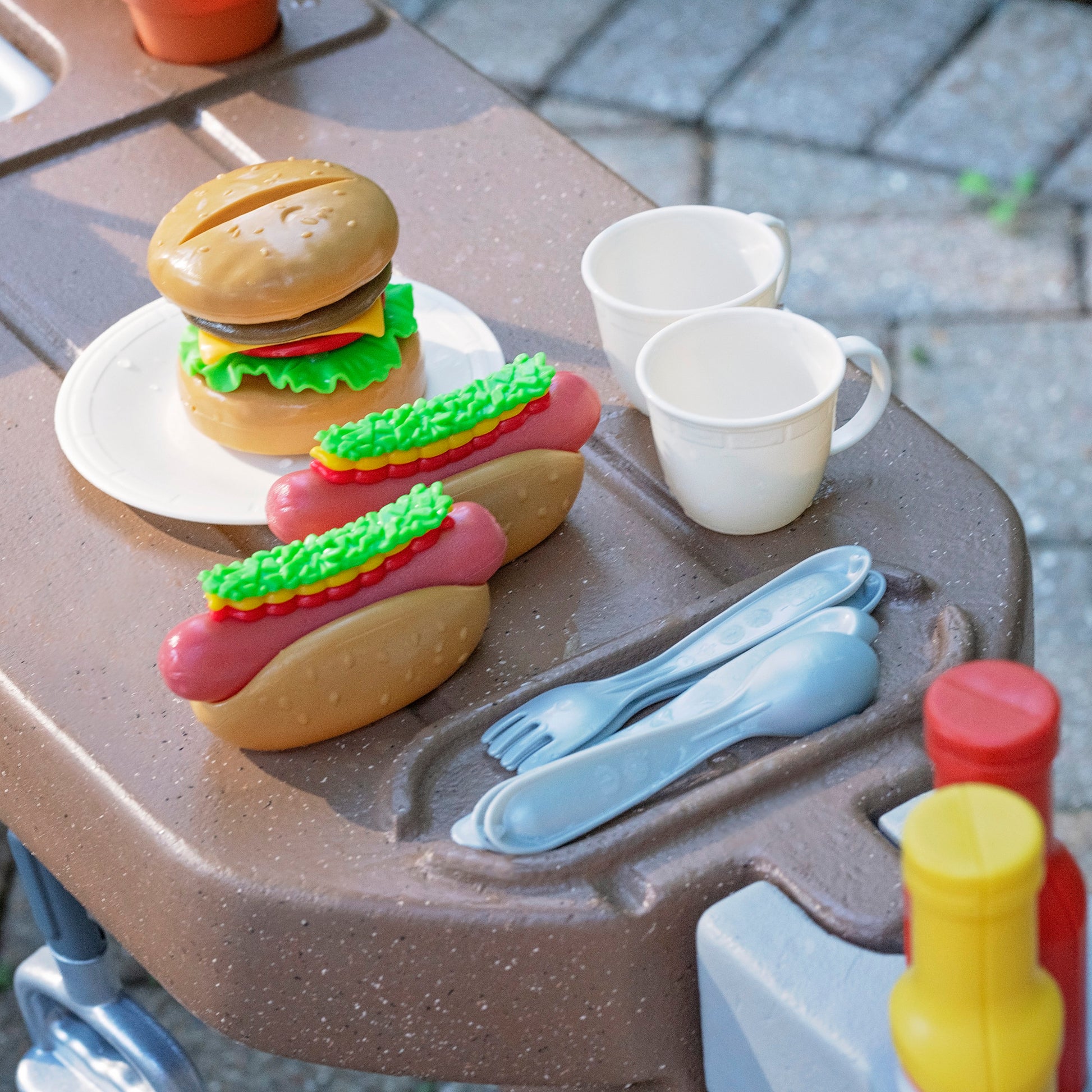 Grill & Splash Play Center with Canopy with accessories